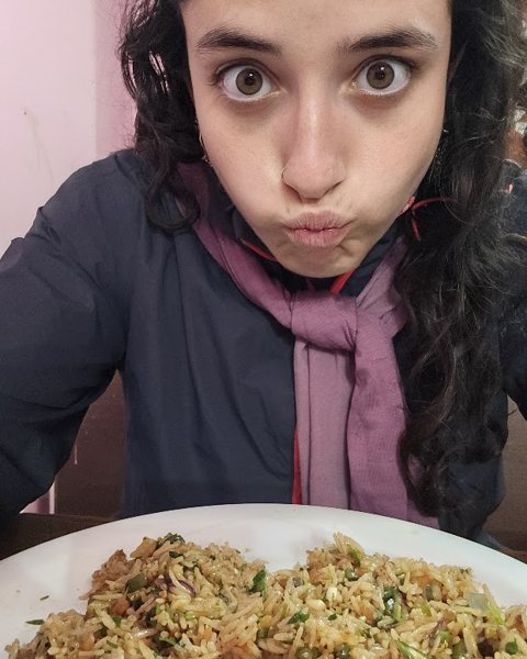 סיון עושה פרצוף מול צלחת אורז גדולה
