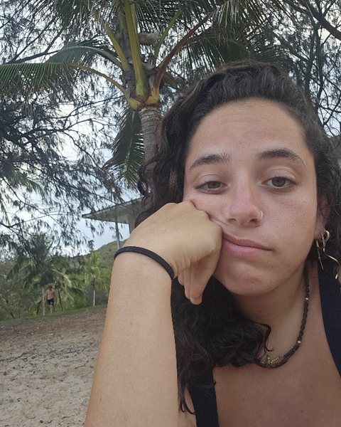סיון עם פרצוף מבואס בחוף